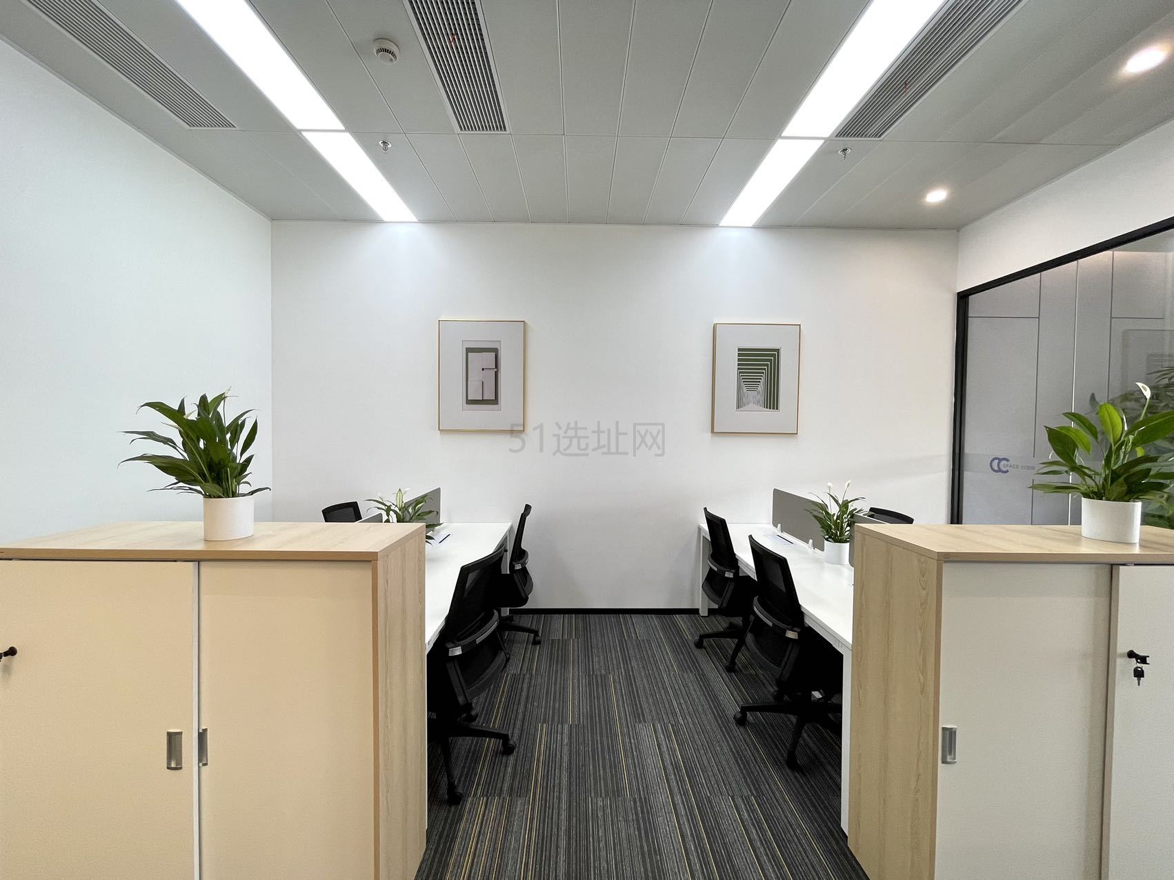 珠江创意中心出租精装修小户型116平，带家具，配8个工位加2个隔间