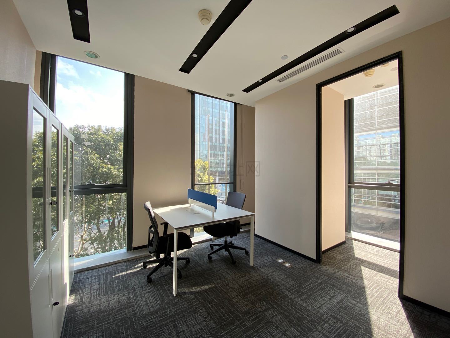 平安财富大厦出租190平精装修带家具办公室，配3个职能间加12工位
