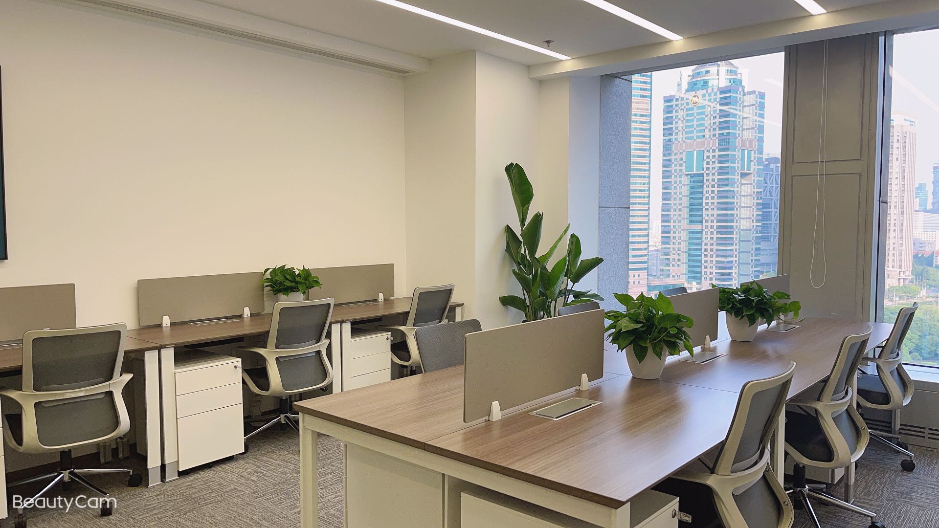 上海银行大厦出租精装修小户型办公室99平，带经理室员工位