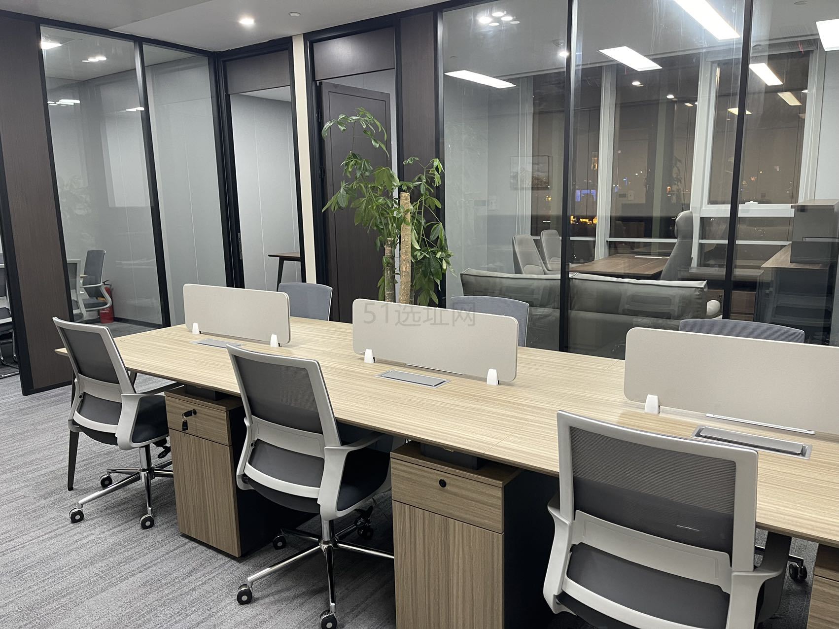 环球港精装修出租210平带家具办公室，金沙江路地铁上盖