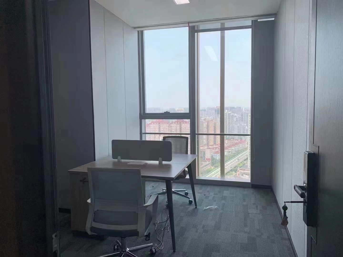 环球港精装修带家具办公室195平，全景落地窗精装