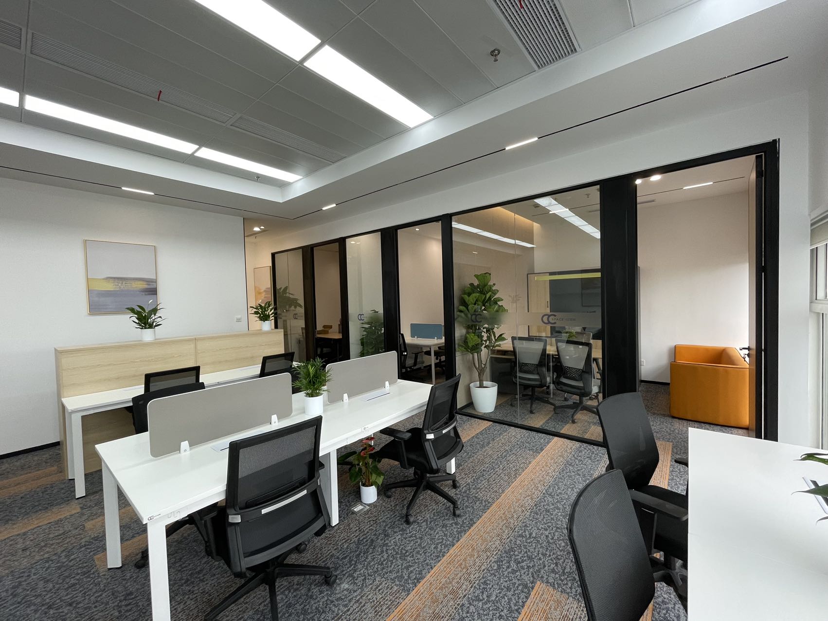大宁珠江创意中心出租带家具办公室242平，现房精装修