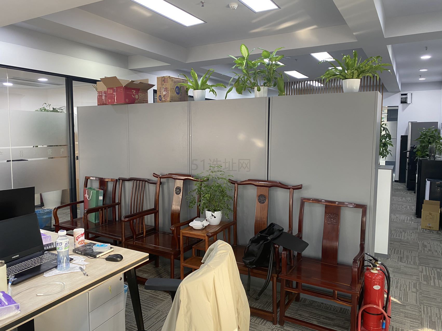 延安西路长峰中心出租带家具办公室238平，24工位加3个隔间