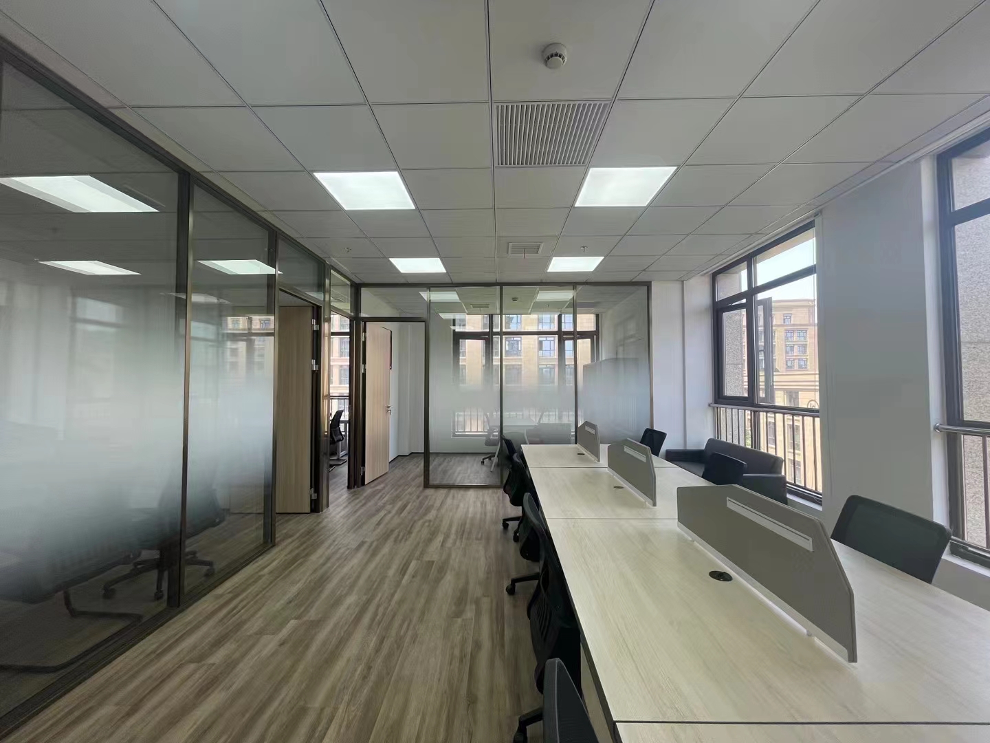 亚龙创业园出租双面采光精装修办公室125平，随时入驻办公室