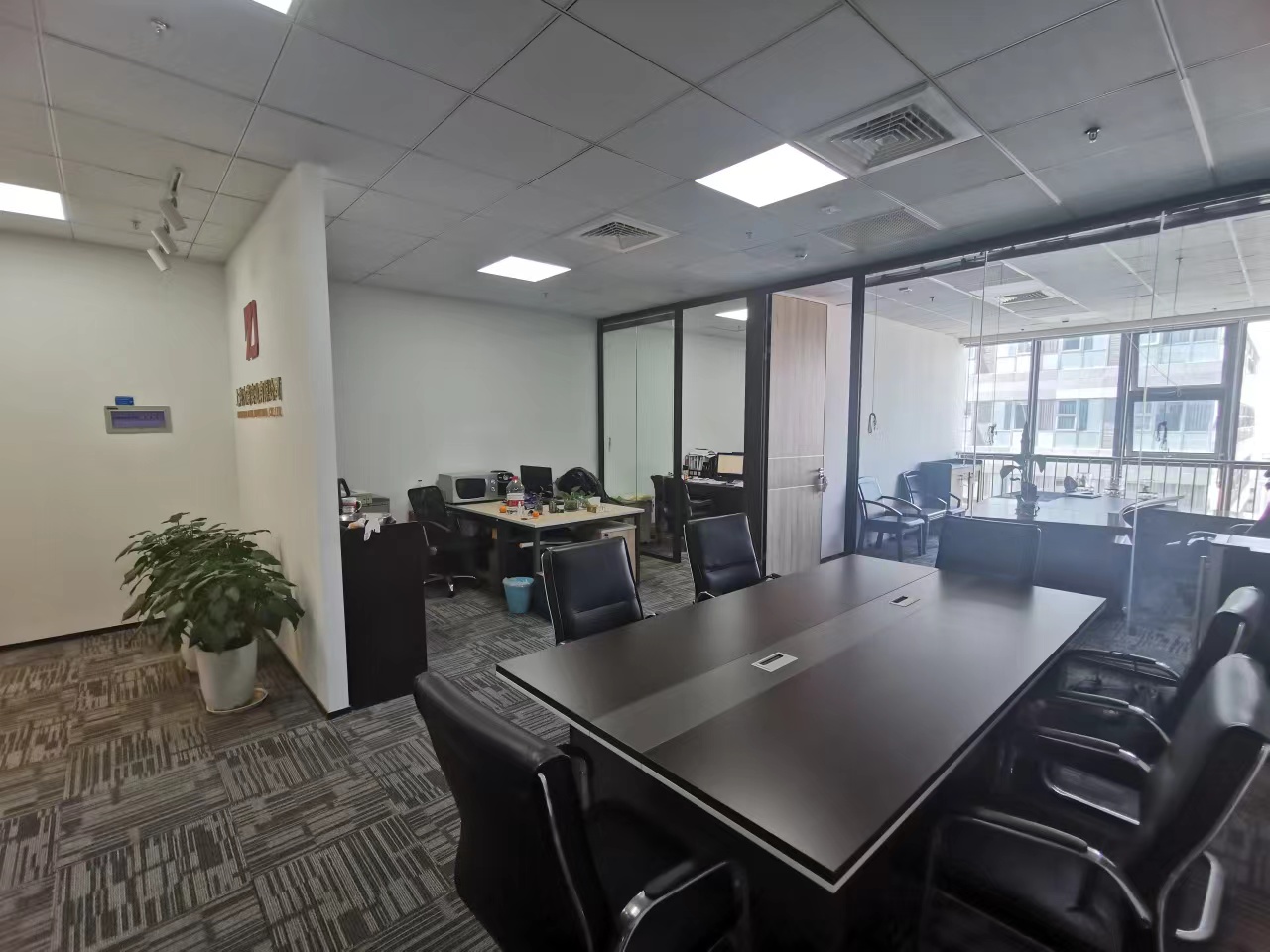 江程资产大厦出租139平精装带家具办公室，现房精装出租