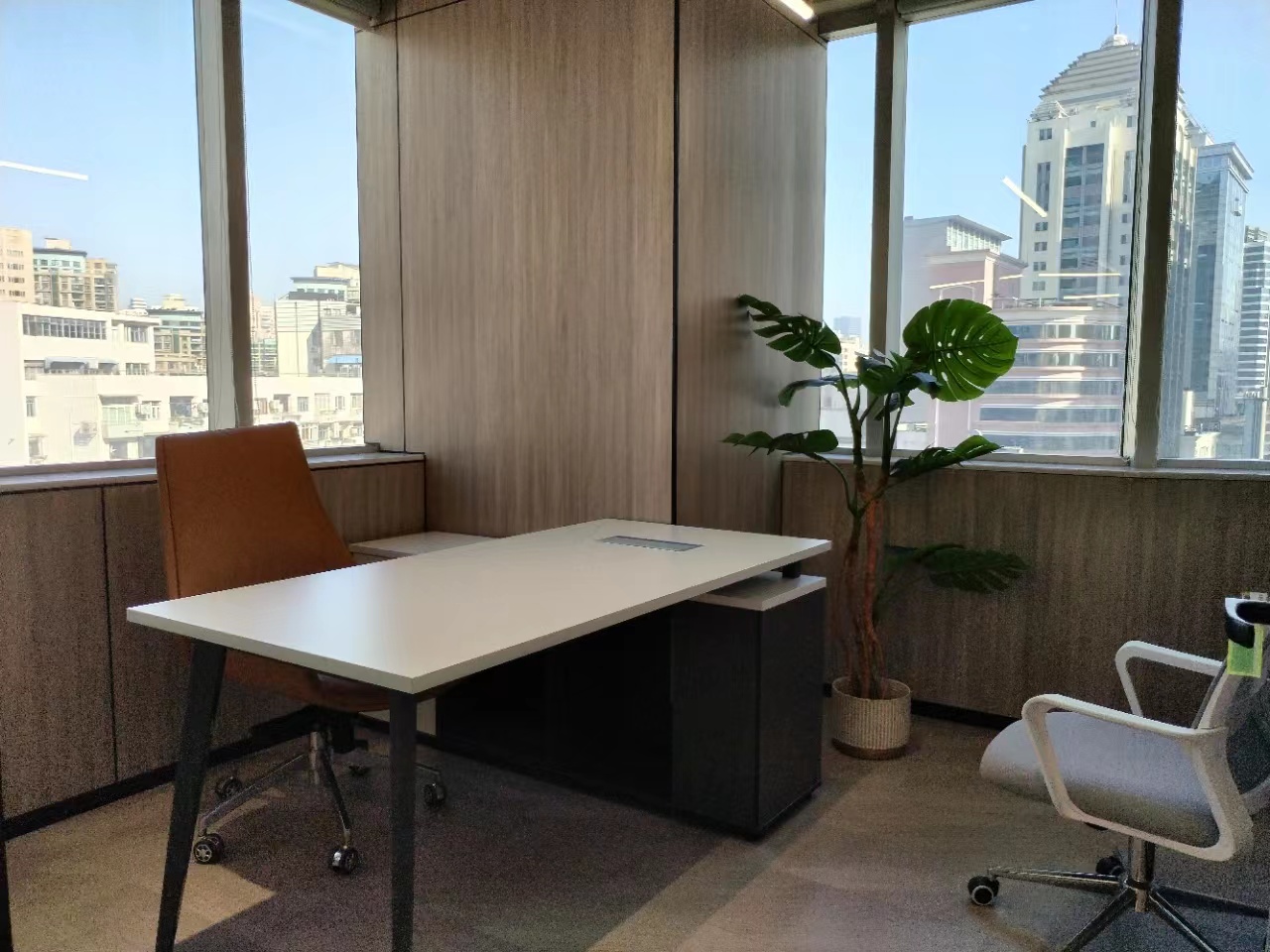 锦江向阳大楼出租140平精装带家具办公室，楼下就是南京西路