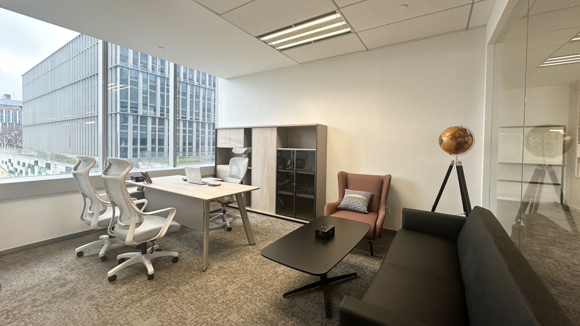 万象城出租378平带装修家具办公室，现房出租，可精装定制更多户型