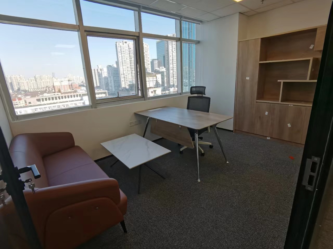 鑫达大厦精装出租带家具办公室142平，带家具出租