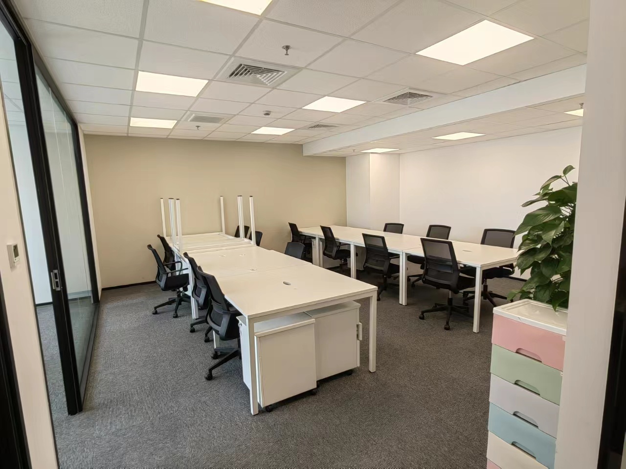 鑫达大厦精装出租带家具办公室142平，带家具出租