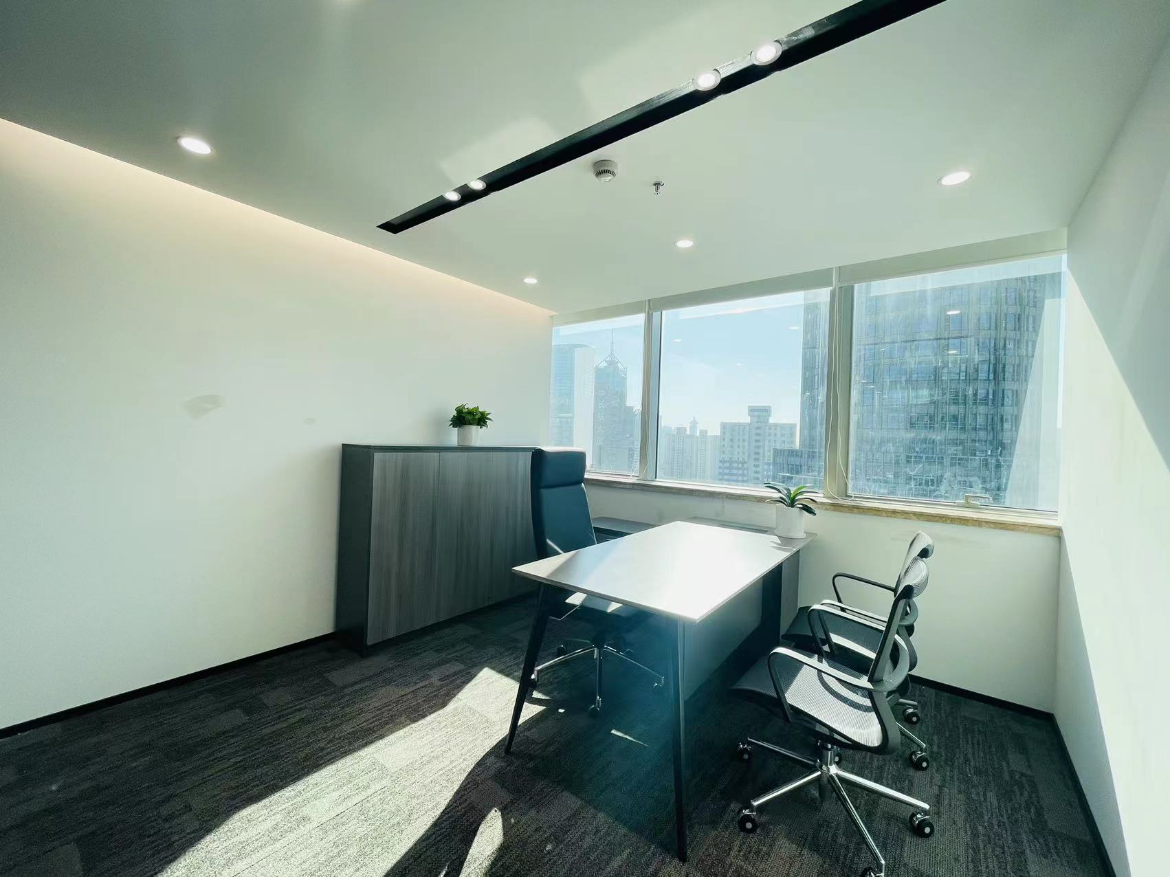 斯米克大厦出租带家具109平，精装2个隔间加10工位，独立LOGO墙