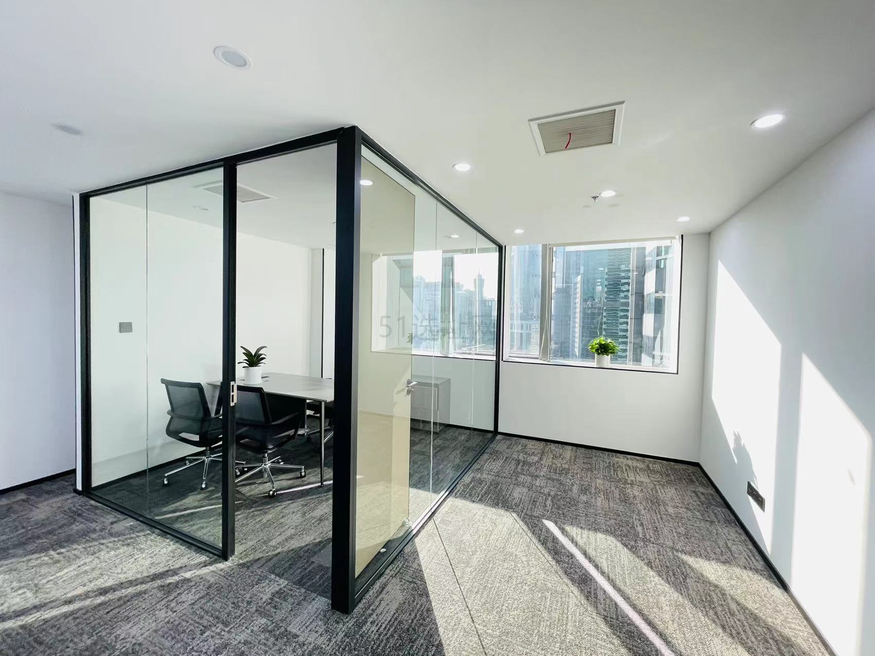斯米克大厦出租86平，精装现房办公室，1隔间加9工位带独立LOGO墙