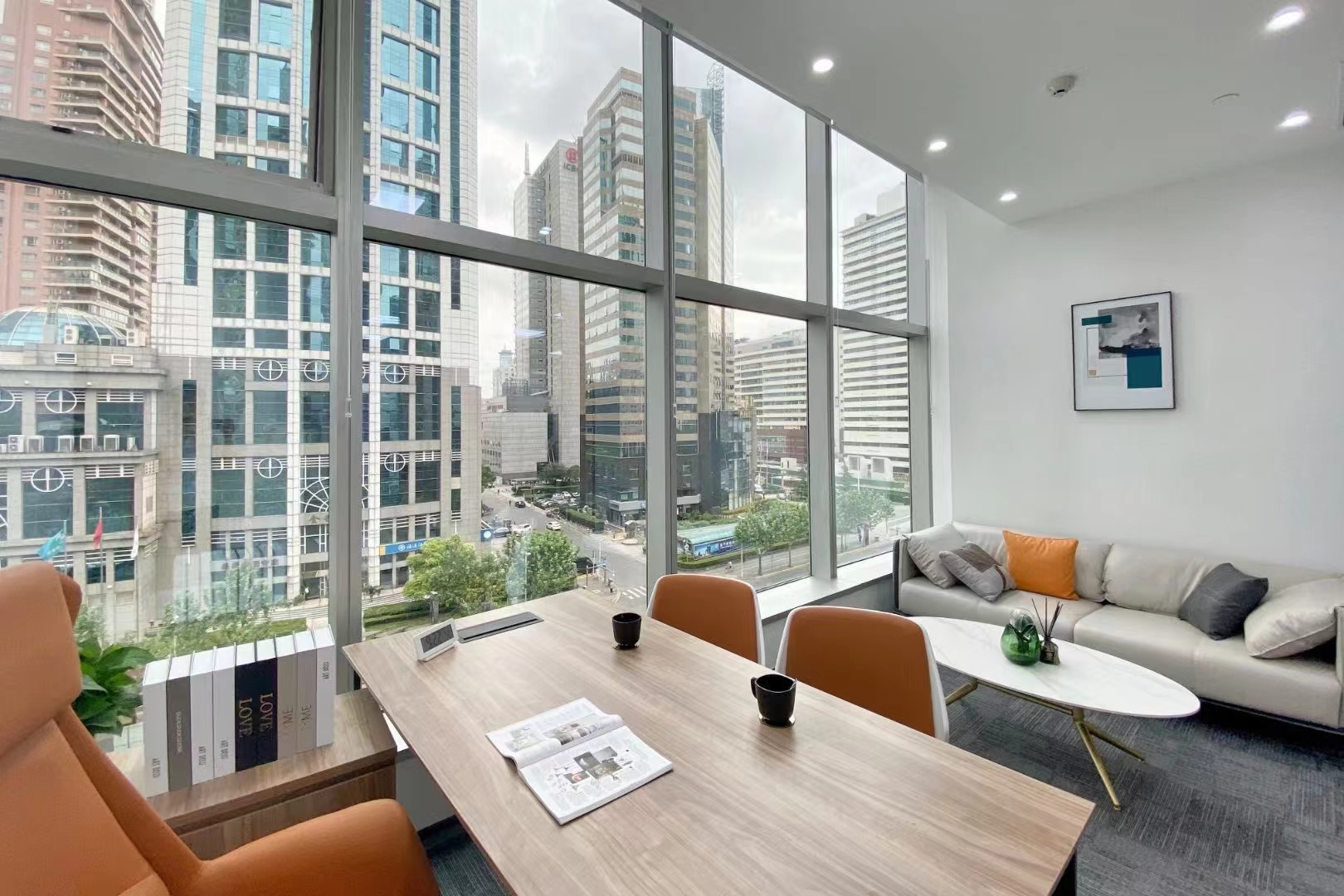 新上海国际大厦出租278平，精装带家具，5隔间加20工位