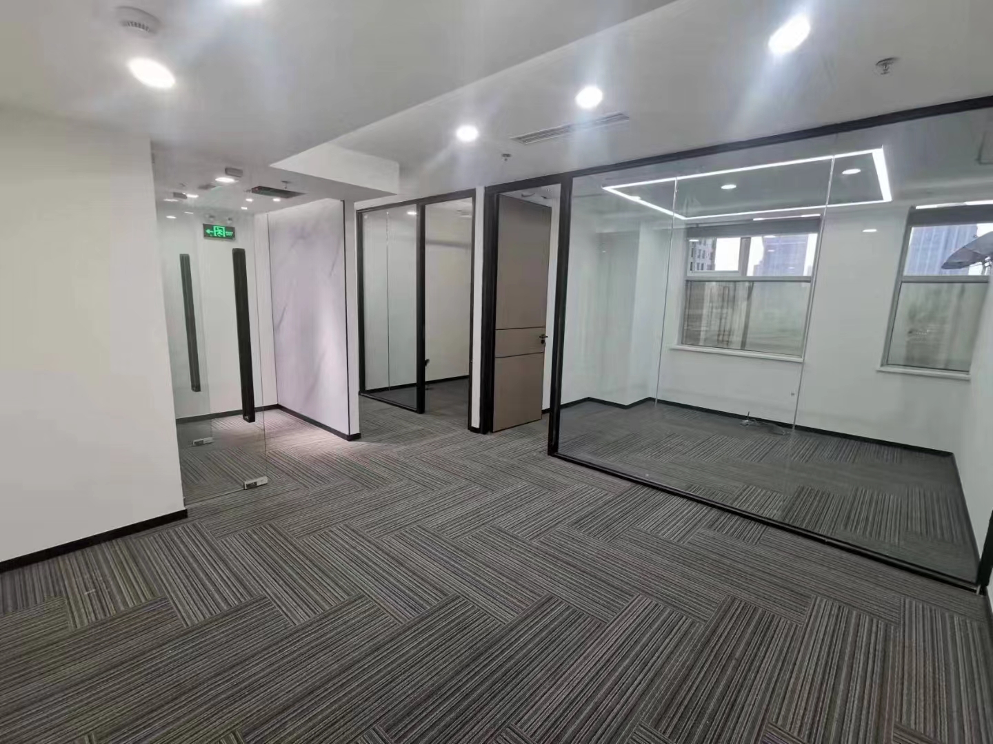 亚洲大厦出租93平，精装2隔间加6工位办公室