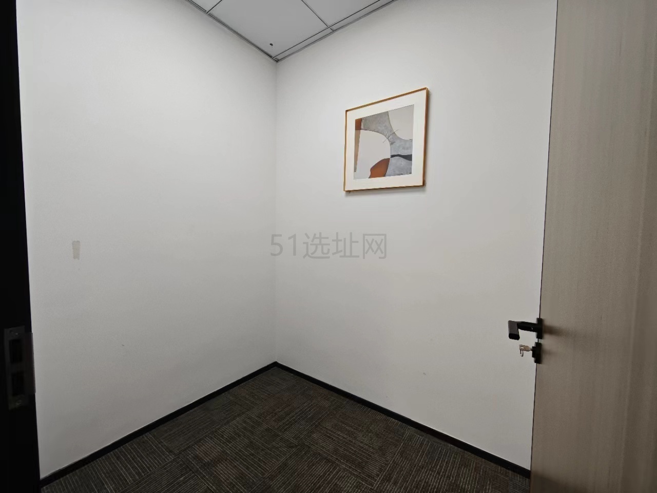 390平精装带家具出租，新上海国际大厦5隔间加39工位