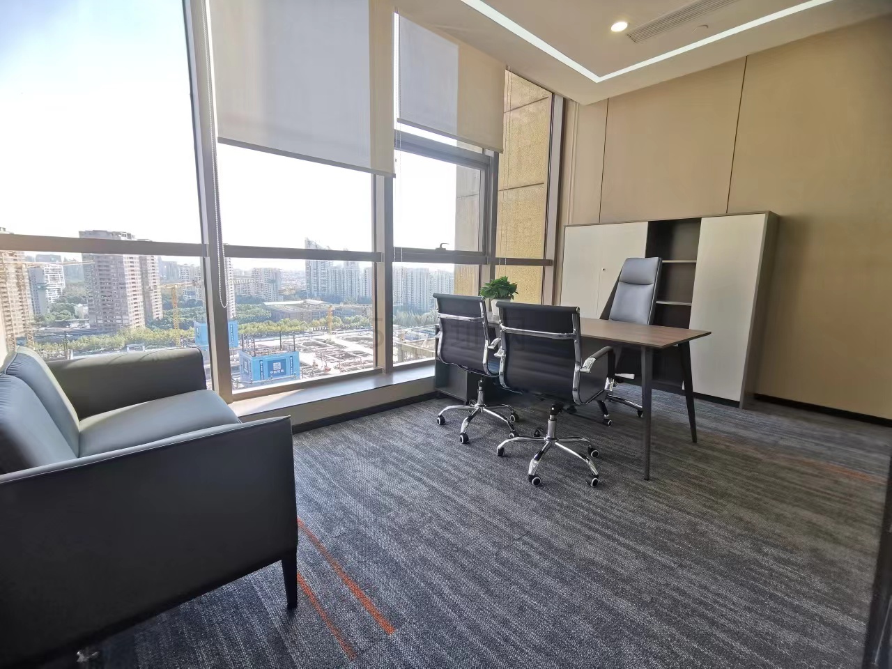 浦东软件园由由世纪出租228平，带家具办公室