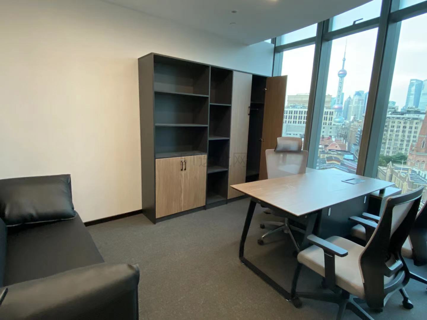 宏伊国际广场出租265平带家具办公室，3隔间加23工位