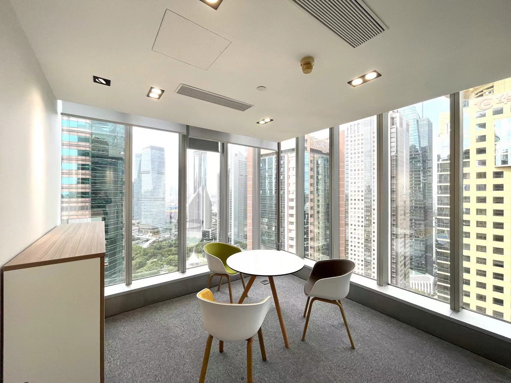 新上海国际大厦出租带家具300平，配7个隔间
