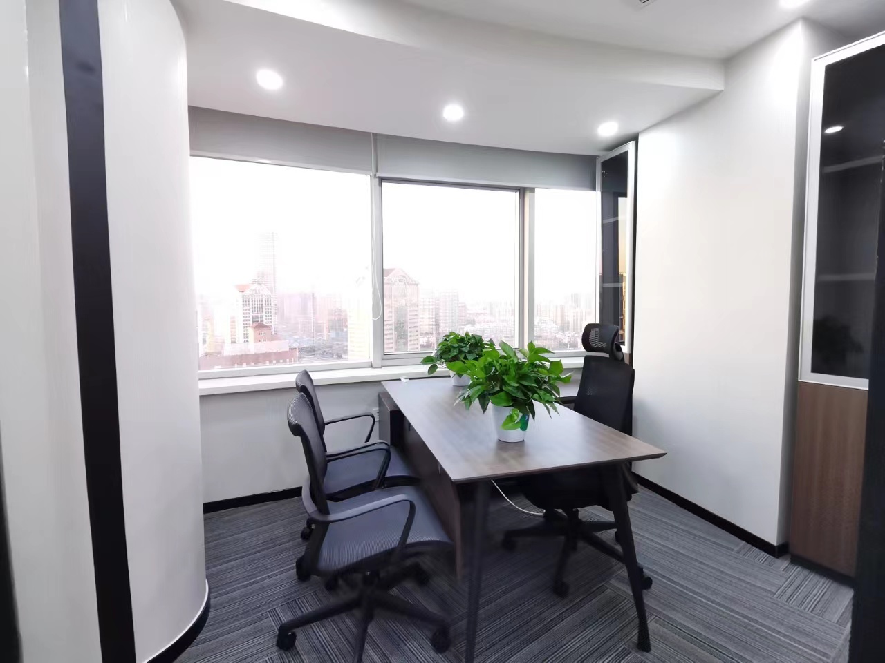 中关村科技大厦出租198平，带家具4隔间加18工位办公室