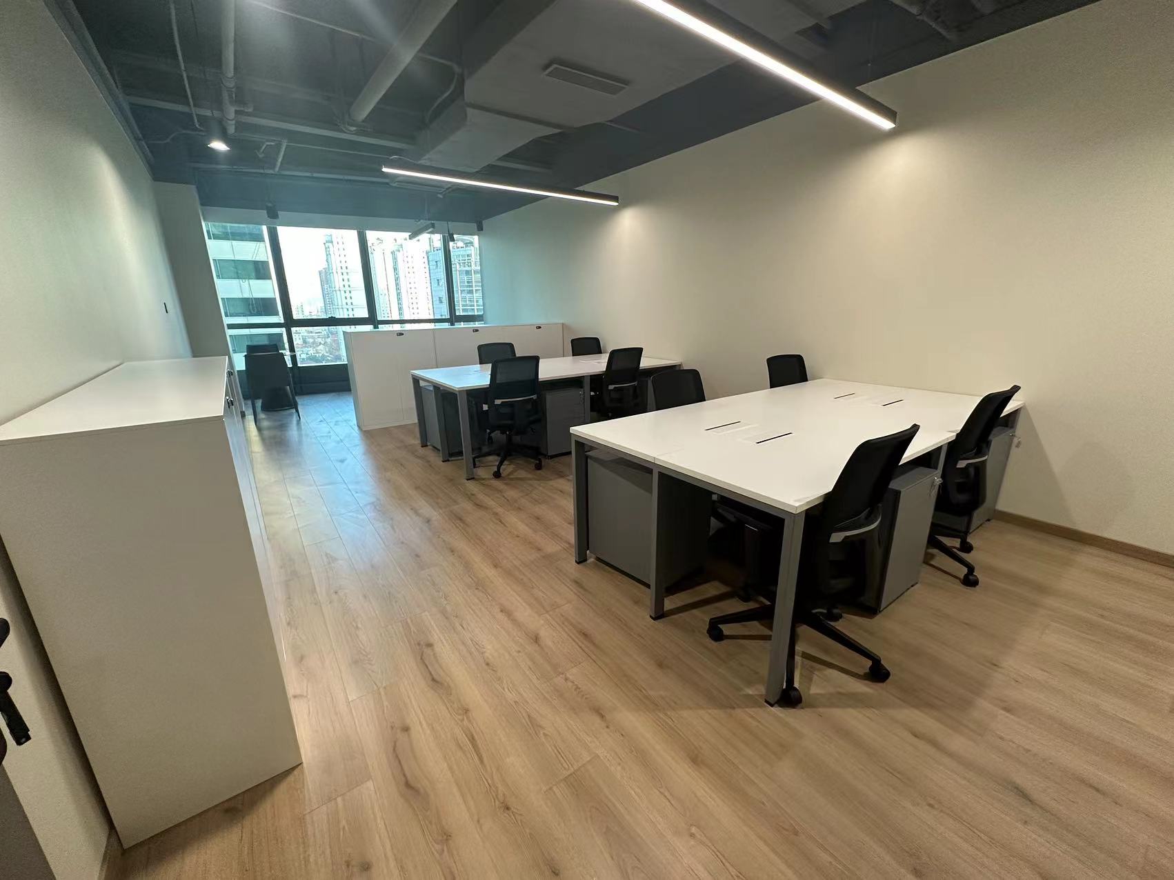 江苏路舜元企业发展大厦出租12人间共享办公室，可组合8人加老板间